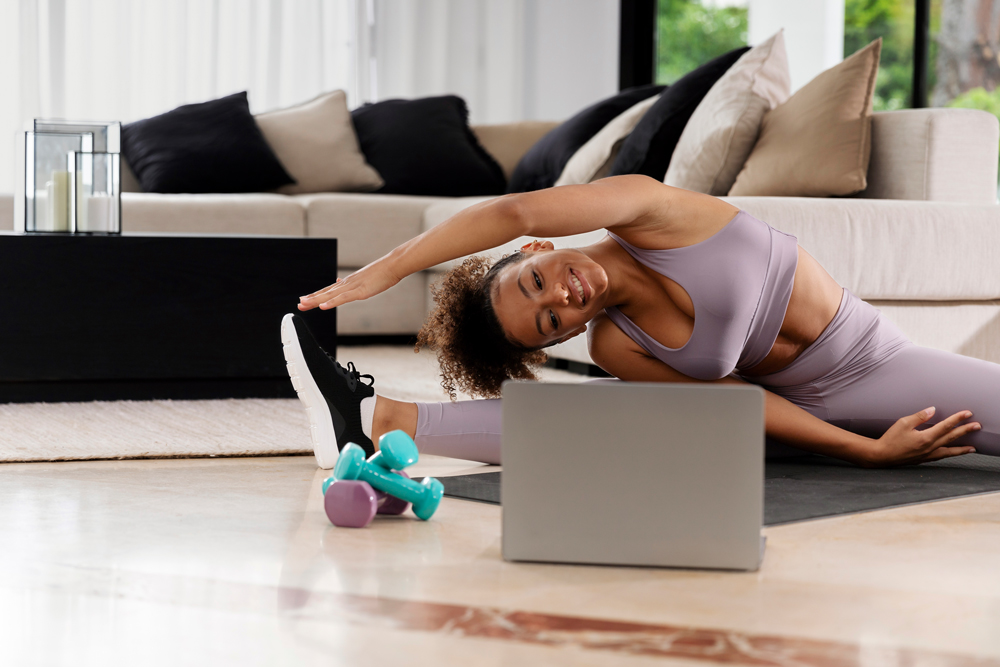 mulher-jovem-fitness-fazendo-yoga-esticando-em-uma-esteira-no-estudio-com-grandes-janelas